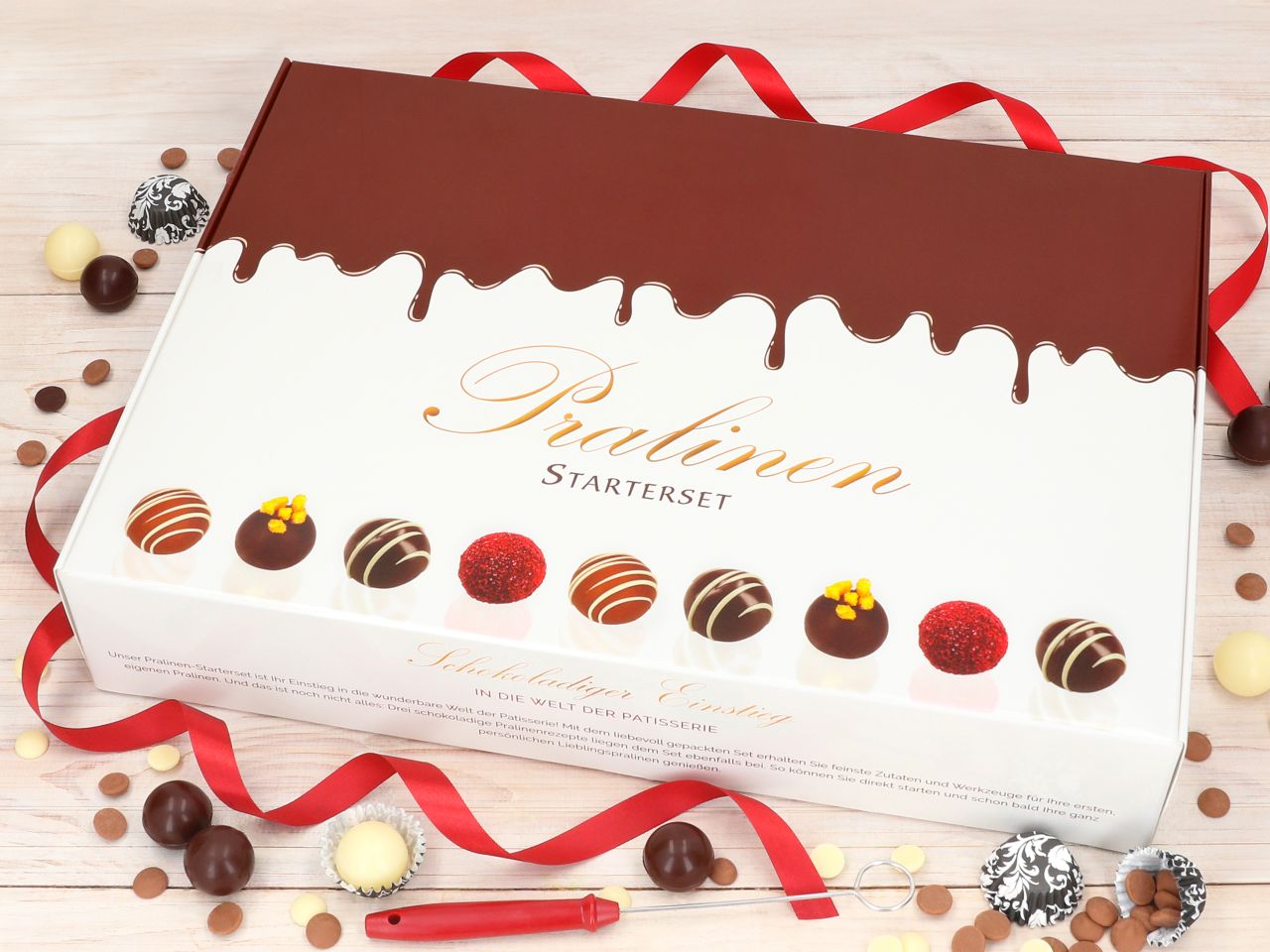 Pralinen Starterset Inhalt: Hohlkörper aus Schokolade, Kuvertüre, Aromapaste, Spritztüten, Pralinengabel und Dekoration für selbstgemachte Pralinen.