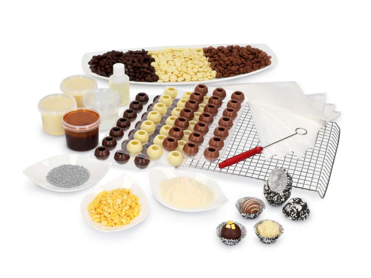 Pralinen Starterset Geschenkbox mit dekorativen Trüffeln, Kuvertüre und rotem Satinband – ideales Set für selbstgemachte Pralinen.