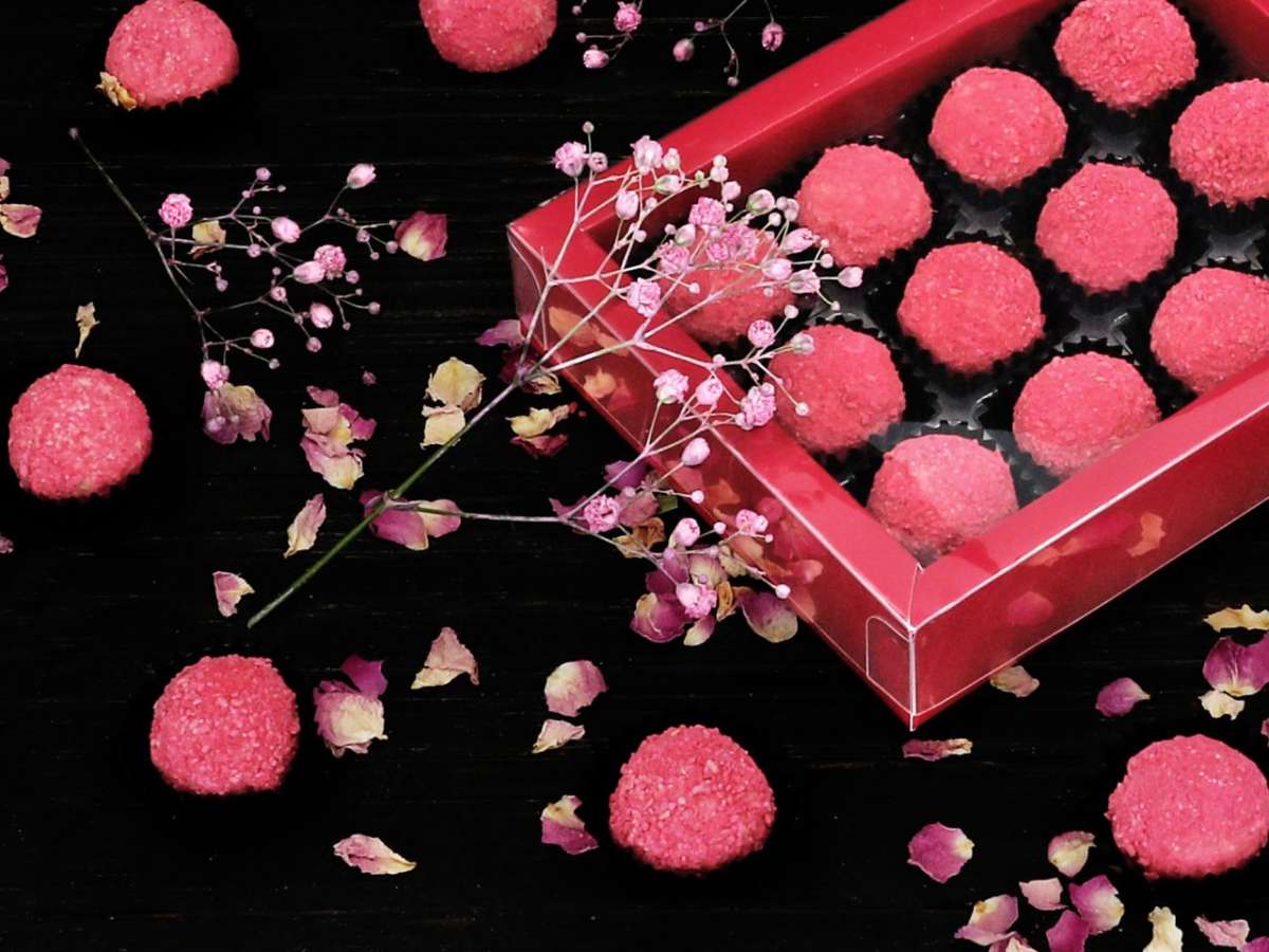 Himbeerpralinen in eleganter Geschenkbox, dekoriert mit getrockneten Blüten – edles Pralinenset zum Selbermachen oder Verschenken