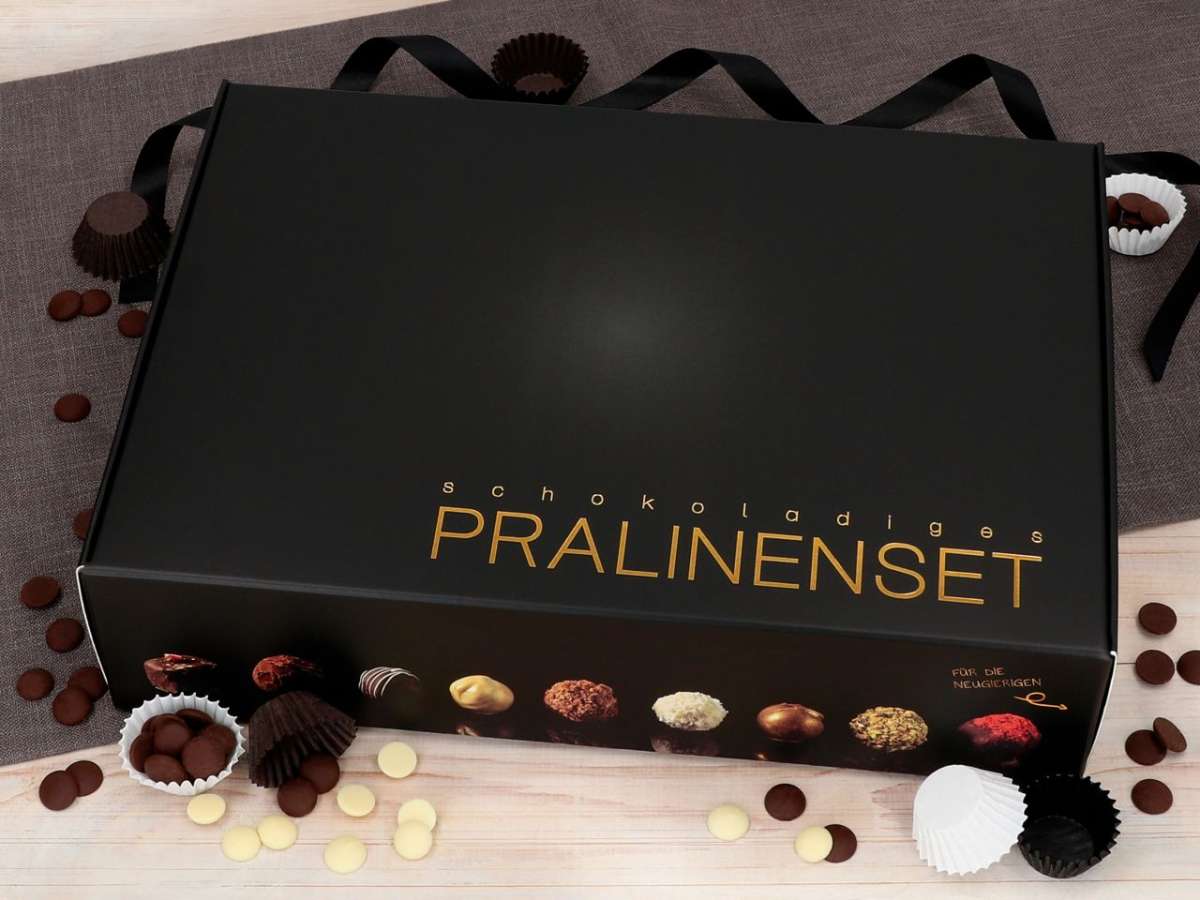 Edles schwarzes Pralinenset mit Schokolade, Hohlkörpern und Pralinenkapseln – exklusives Set für feine selbstgemachte Pralinen.