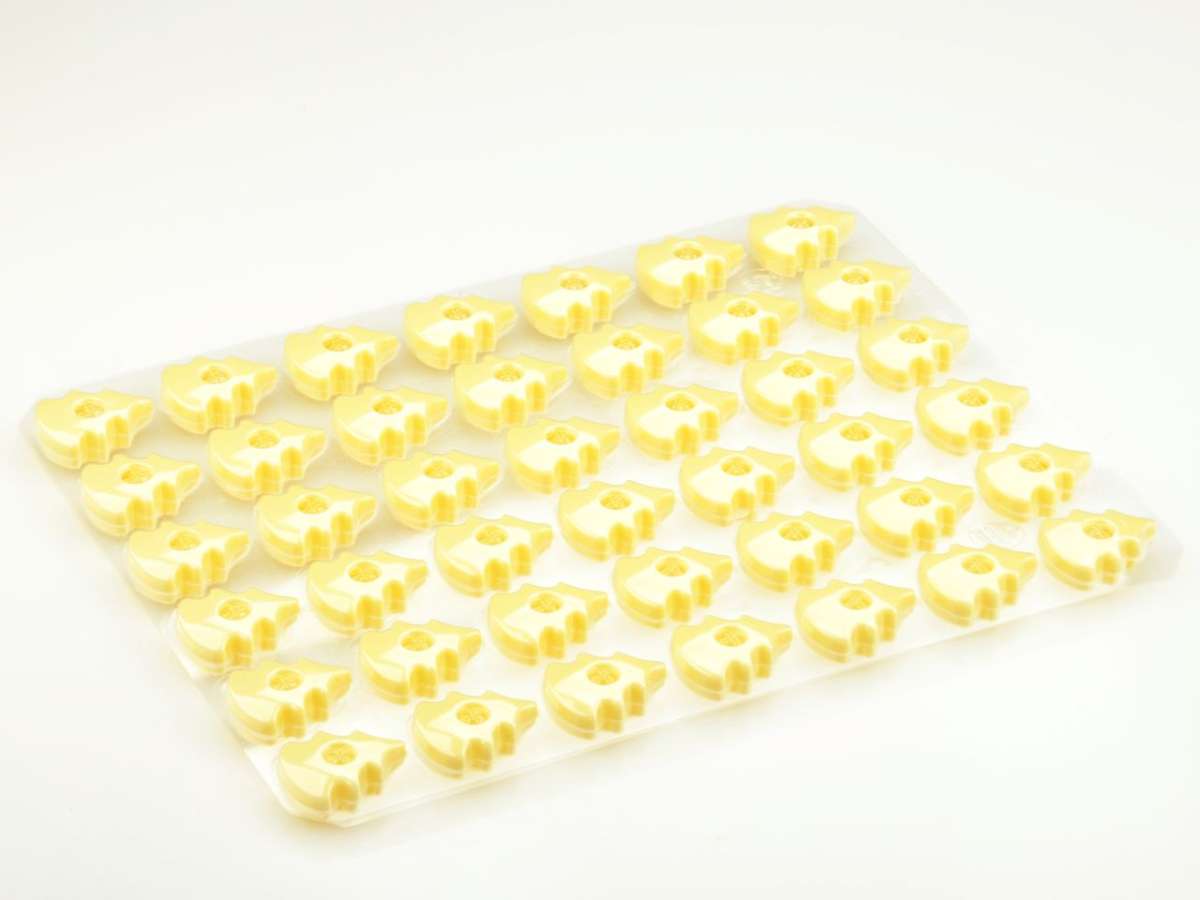 Pralinen-Hohlkörper „Weißer Tannenzauber“ – 1 Folie mit 42 Stück aus weißer Schokolade