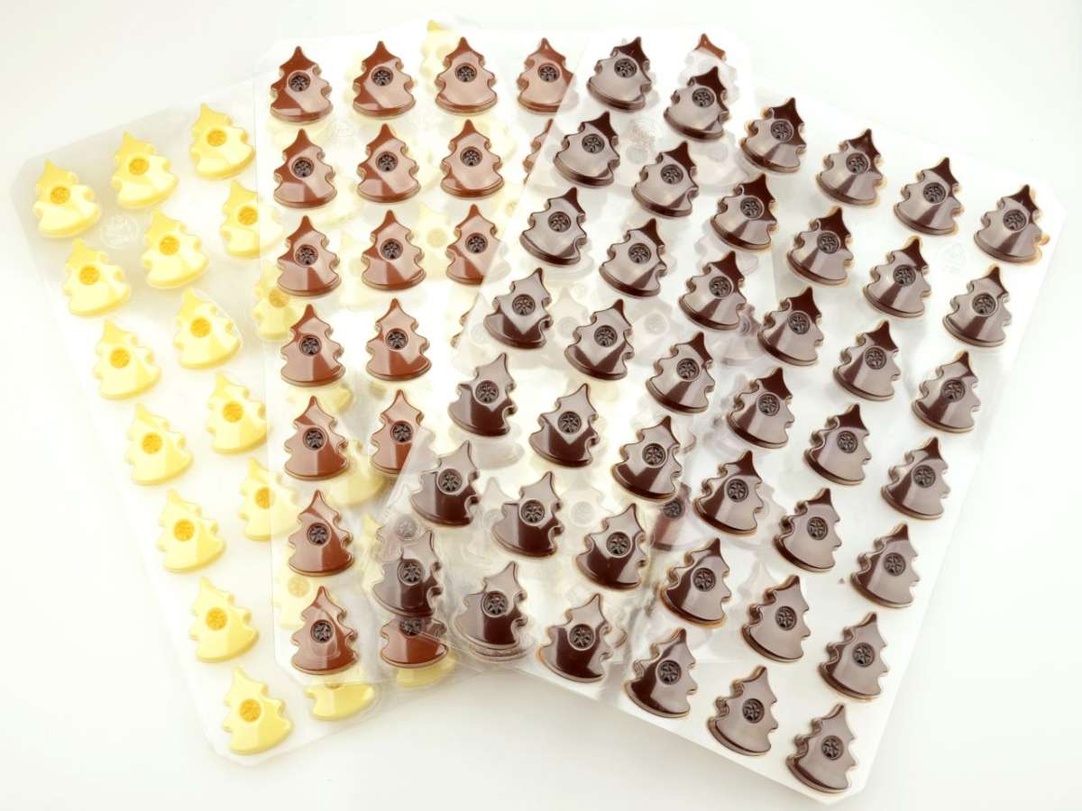 Pralinen-Hohlkörper „Weißer Tannenzauber“ – 1 Folie mit 42 Stück aus weißer Schokolade